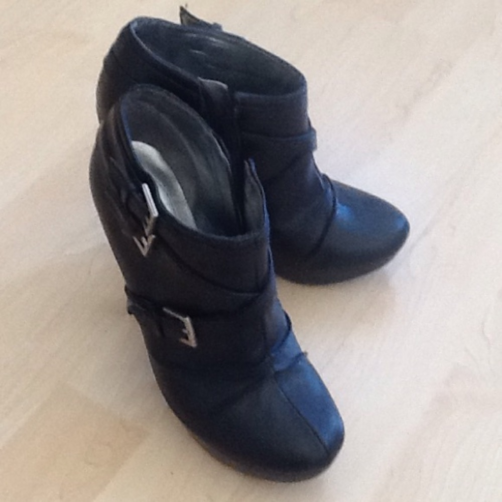 Guess boots
